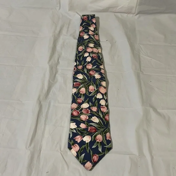 Nameless men’s tulip tie 100% silk like new 4”W x 58L. Tie makes a statement! - Picture 6 of 6